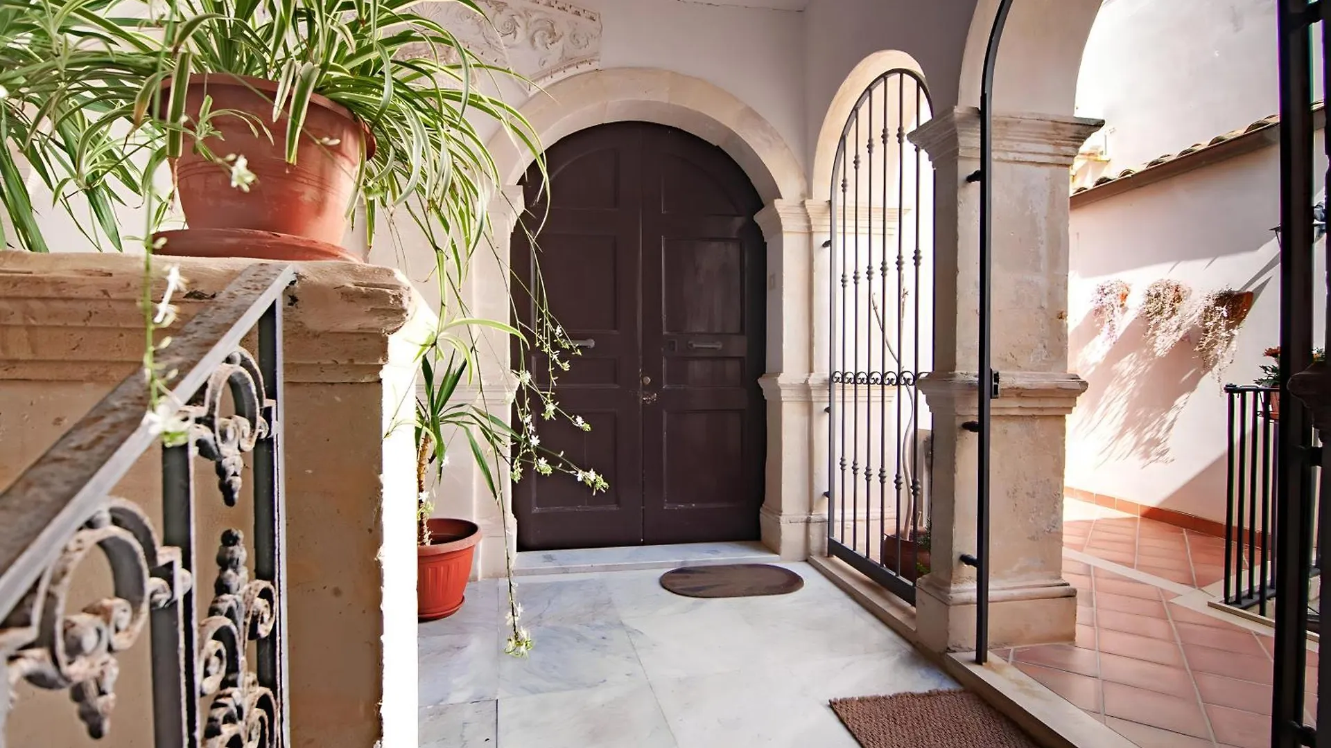 A Naca Suite With Private Terrace Ortigia Syracuse